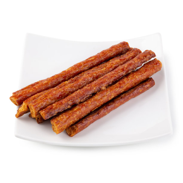 捣猪肉条，干猪肉条孤立在白色的背景图片下载