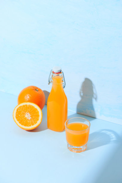 桌上有新鲜的天然橙汁。健康的饮料。图片下载