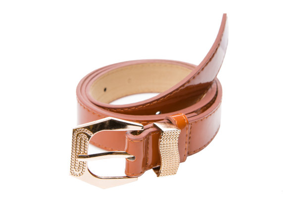 女性棕色带与金属金扣，皮带折叠，在白色背景孤立，特写图片下载