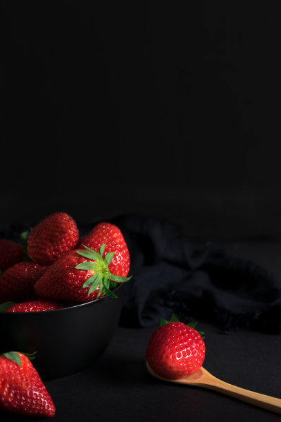 碗里的草莓图片下载