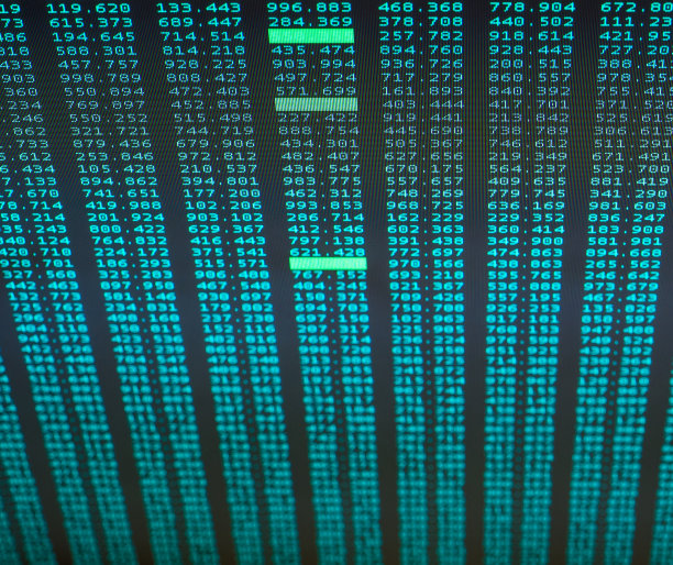 关闭蓝绿色股票和股票数字在黑暗的背景图片下载