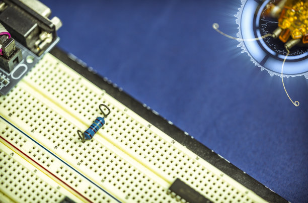 电子线路板物联网工程教育概念，复制空间在蓝色背景。图片下载