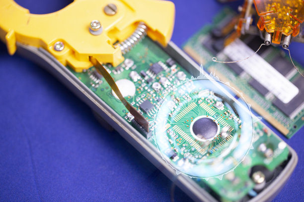 电子线路板物联网工程教育概念，复制空间在蓝色背景。图片下载