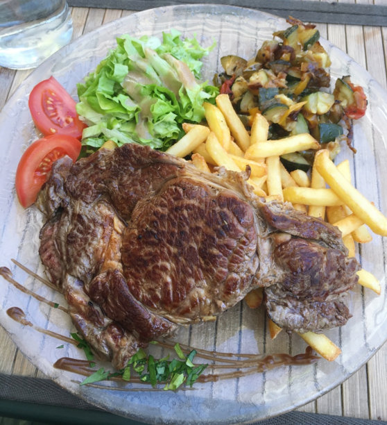 牛排配沙拉和炸薯条图片下载