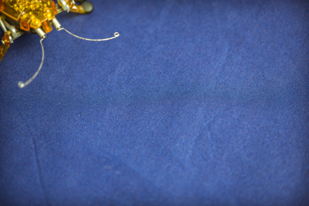 电子线路板物联网工程教育概念，复制空间在蓝色背景。图片下载