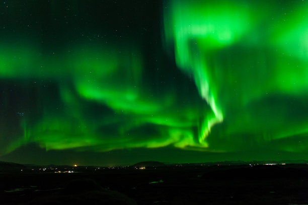冰岛南部有强烈的北极光活动图片下载