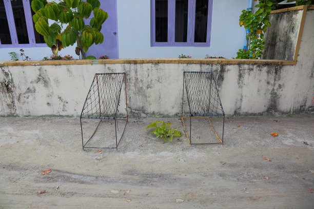 马尔代夫的传统户外椅子。老墙背景。图片下载