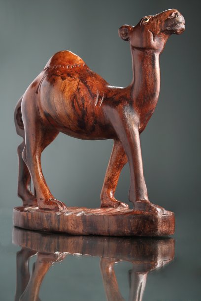 木头雕刻的骆驼图片下载