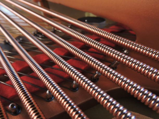 大钢琴里的琴弦，特写图片下载