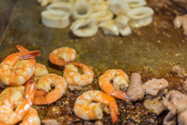 在和牛烤架上烤生肉图片下载