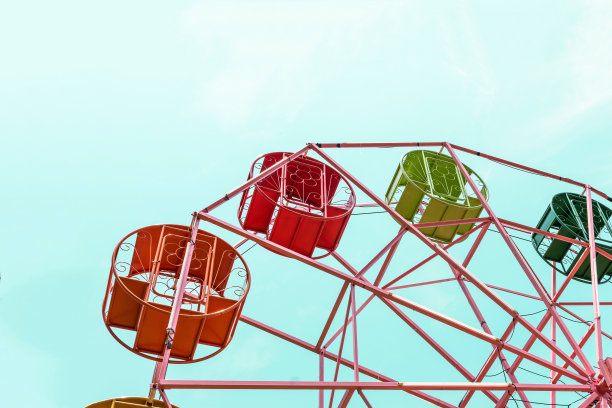摩天轮在有趣的集市上复古的蓝天背景为夏季节日和游乐园假日度假主题公园节日在老风格的概念图片下载
