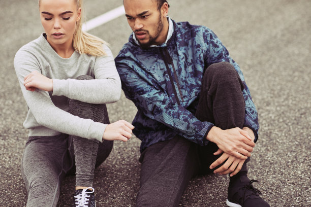 一对年轻情侣一起跑步后在路上休息图片下载