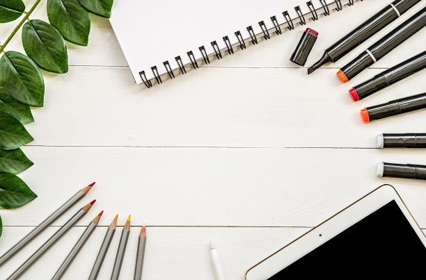 艺术设计师或插画家的工作空间。绘图和素描工具，速写本和植物平铺顶视图与复制空间的白色木制背景图片下载