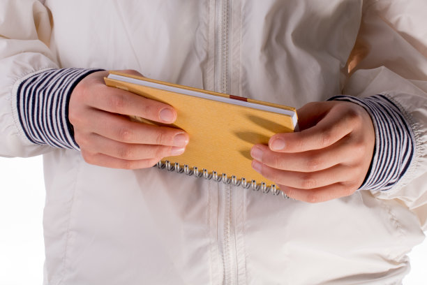 手里拿着笔记本图片下载