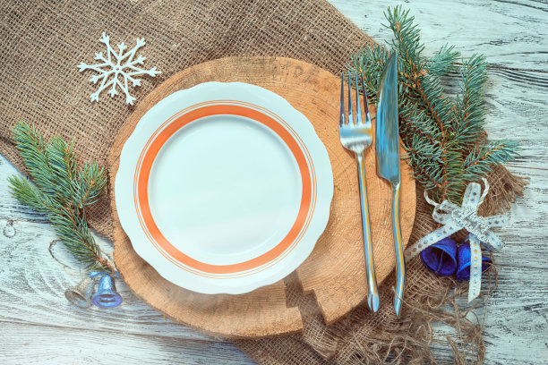 乡村风格的圣诞餐桌设置。在盘子里为你的文字或食物复制空间。图片下载
