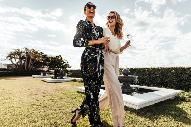 时尚的女性朋友一起走图片下载