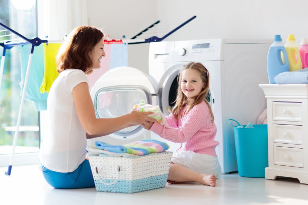 家庭在洗衣房和洗衣机图片下载