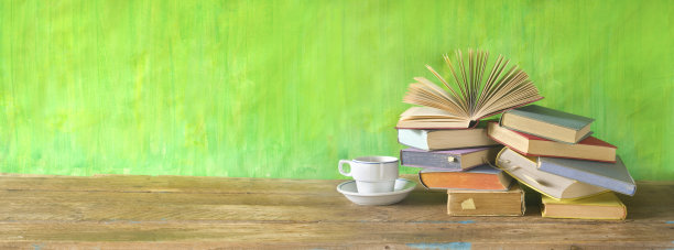 旧书和咖啡杯，还有很好的复印空间图片下载