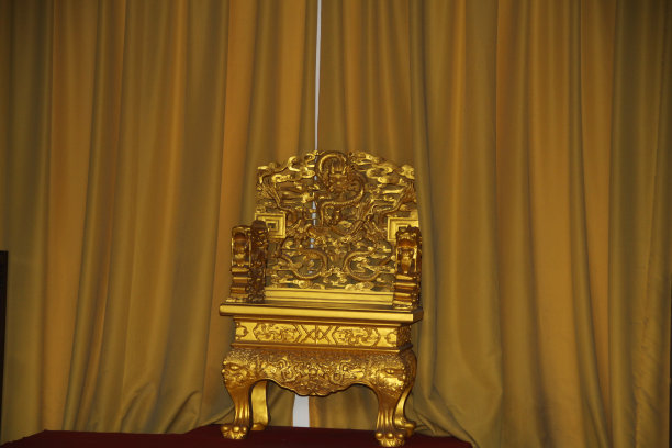 金色的椅子，有黄色的背景图片下载