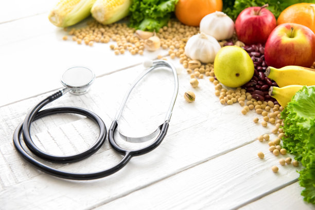 药用水果，蔬菜，香料和坚果在白木背景与听诊器图片下载