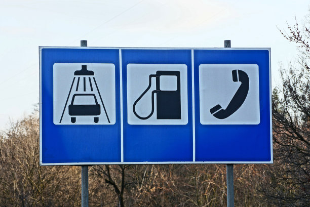 三个大的路标，上面写着道路附近街道上的服务信息图片下载