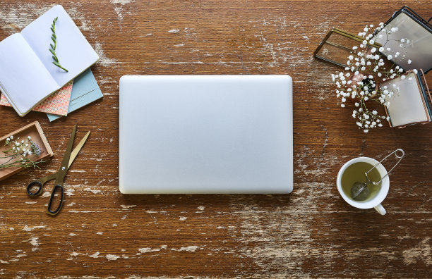 个人城市办公室潮人桌面鲜花和图片图片下载