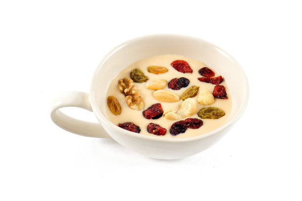 各种坚果孤立在白色。图片下载