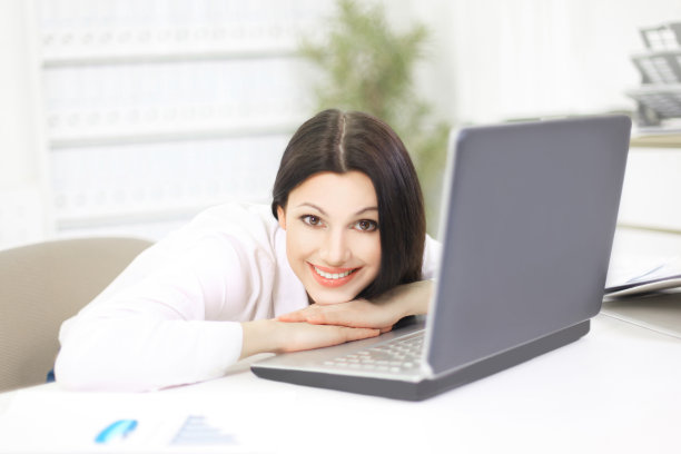 专业会计师，办公室里有台笔记本电脑图片下载