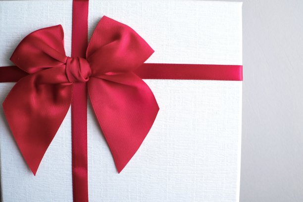 情人节礼物。礼盒和为浪漫情侣准备的红丝带图片下载