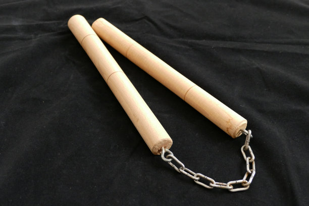 练习功夫并使用双节棍，木制双节棍图片下载