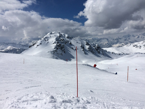 法国和意大利边境上的鹰岩图片下载