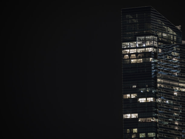 在没有星星的夜晚，新加坡CBD的摩天大楼图片下载