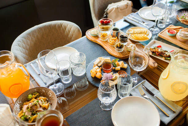 食物照片:在一个夏天，餐厅里有食物、饮料和空盘子的预定餐桌图片下载