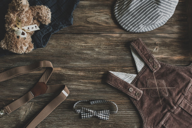 平躺摄影男孩的休闲服装，服装的旅行者，男孩，男性，男人的休闲服装在木板背景-复古效果风格图片图片下载