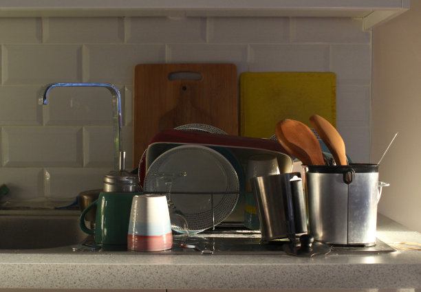 烘干架上的盘子图片下载