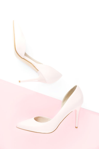 浅粉色女鞋，粉红色和白色的背景。俯视图，复制空间，最小的背景。时尚的概念图片下载