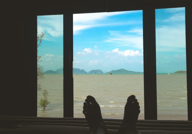 在海边的床上自拍图片下载