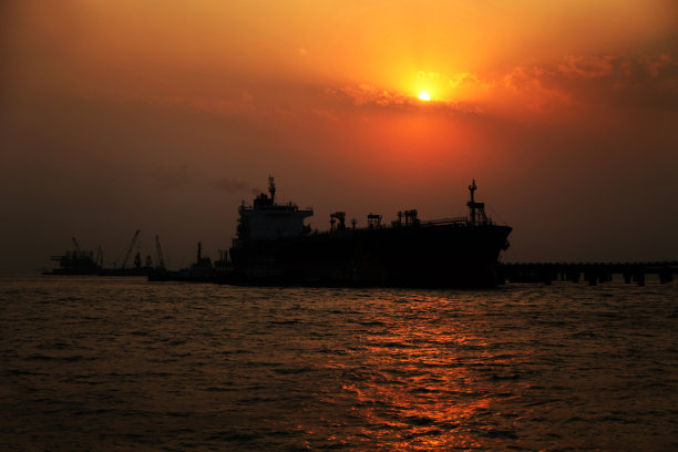印度海上的油轮图片下载