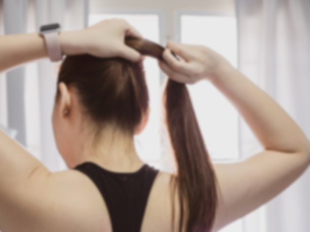 抽象模糊:工作生活平衡和运动的概念与背部从亚洲白皮肤妇女在黑色运动服降温后锻炼图片下载