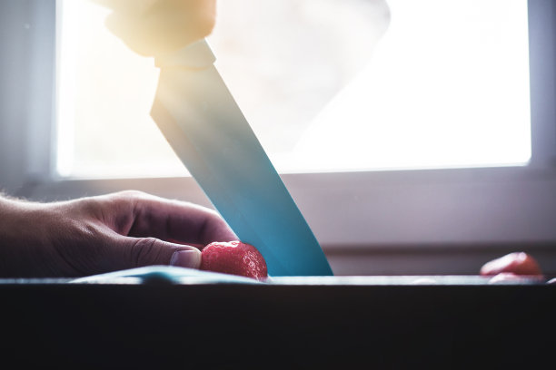 切割和准备草莓。图片下载