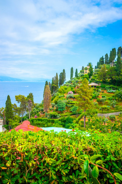 美丽的花园附近的城堡布朗在波托菲诺，利古里亚，意大利图片下载
