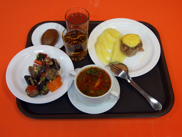 餐厅的桌子上放着一个盛着午餐的红色托盘图片下载