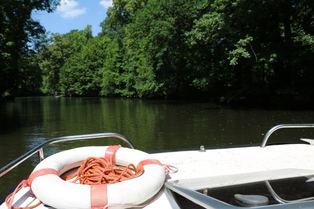 德国莱比锡weie Elster河上的游船之旅图片下载