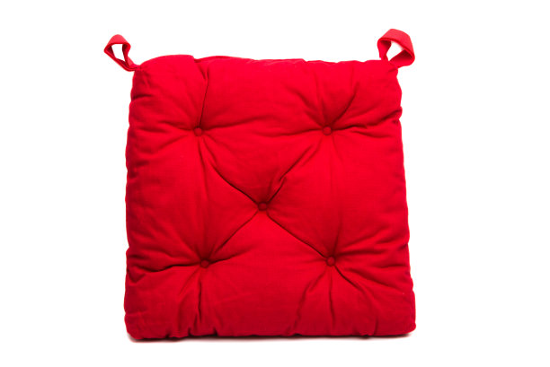 枕头放在椅子上隔离图片下载