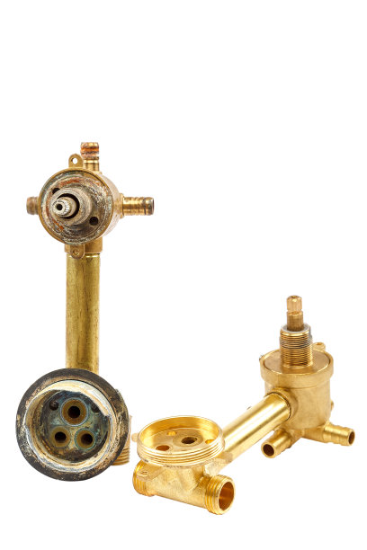 旧的坏的和新的淋浴龙头图片下载