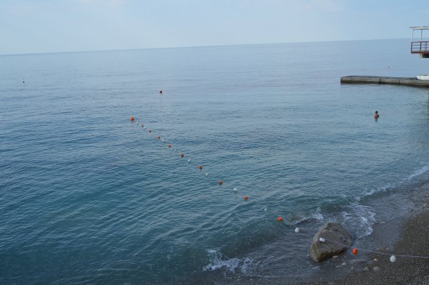 为了在海滩上安全游泳，在海里分开浮标图片下载