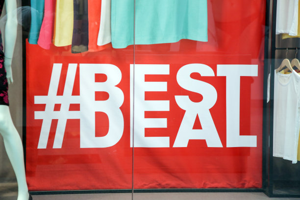 购物中心橱窗上的促销标志图片下载