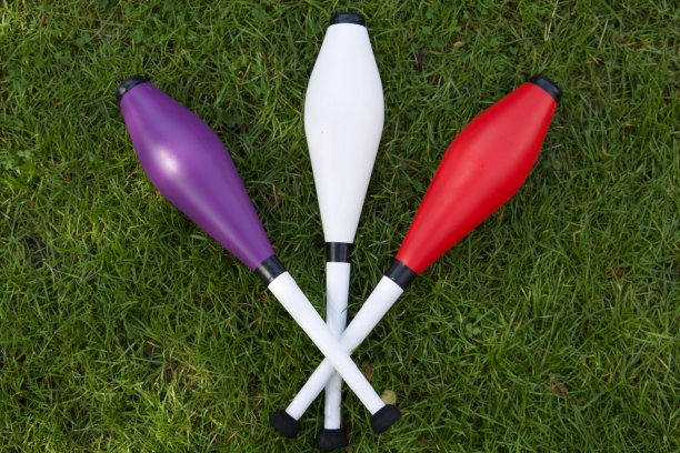 杂耍俱乐部在草地上的乐趣图片下载