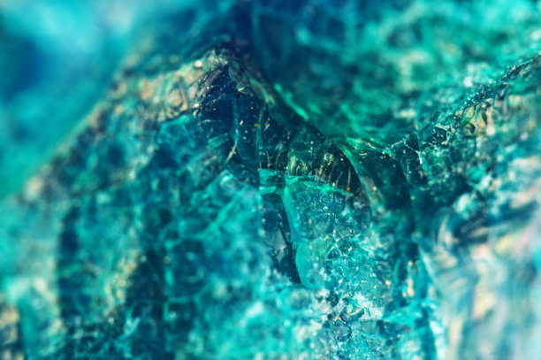 水晶石头。美丽的自然绿松石背景。宏。极端特写美丽的珠宝背景。独特的宏观照片。图片下载