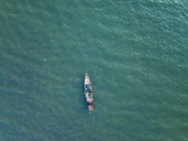 珊瑚海中的老式木船。船无人机的照片图片下载